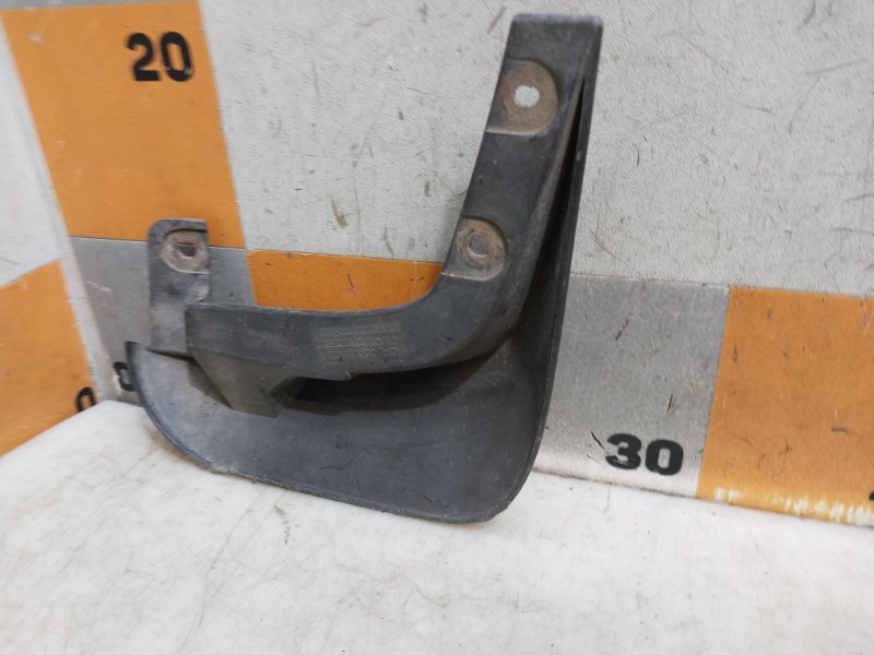 Брызговик передний левый