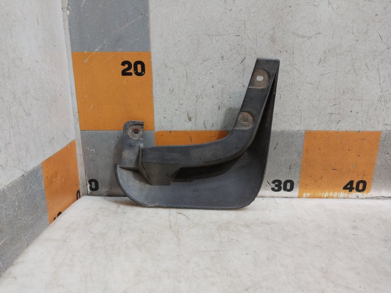 Брызговик передний левый