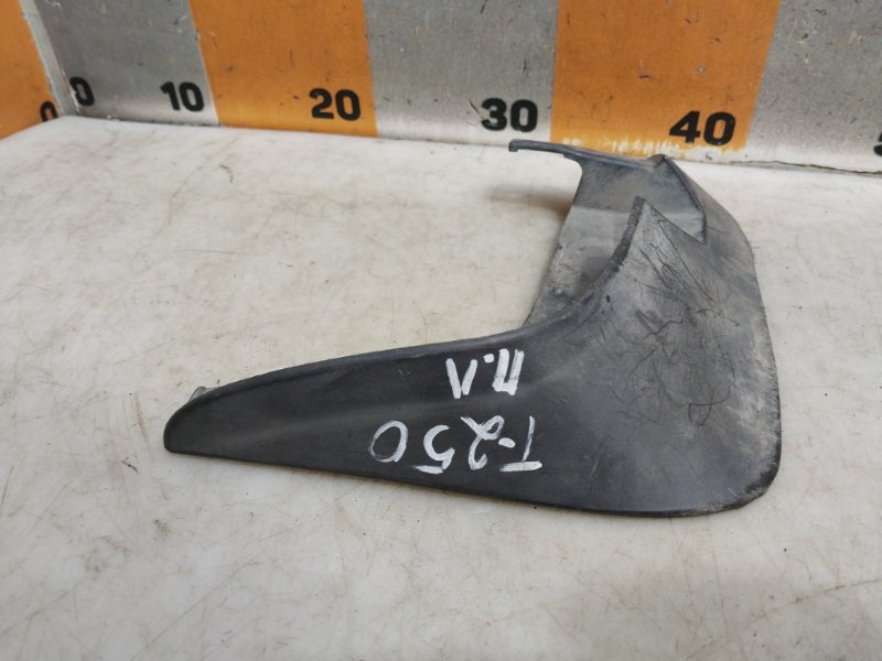 Брызговик передний левый