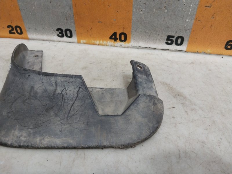 Брызговик передний левый