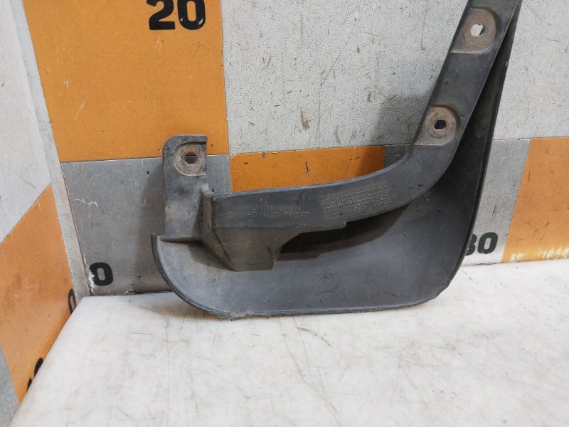 Брызговик передний левый