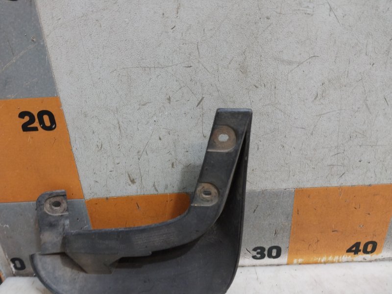 Брызговик передний левый