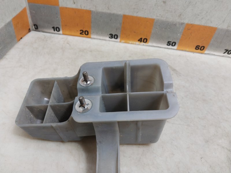 Кронштейн усилителя заднего бампера правый