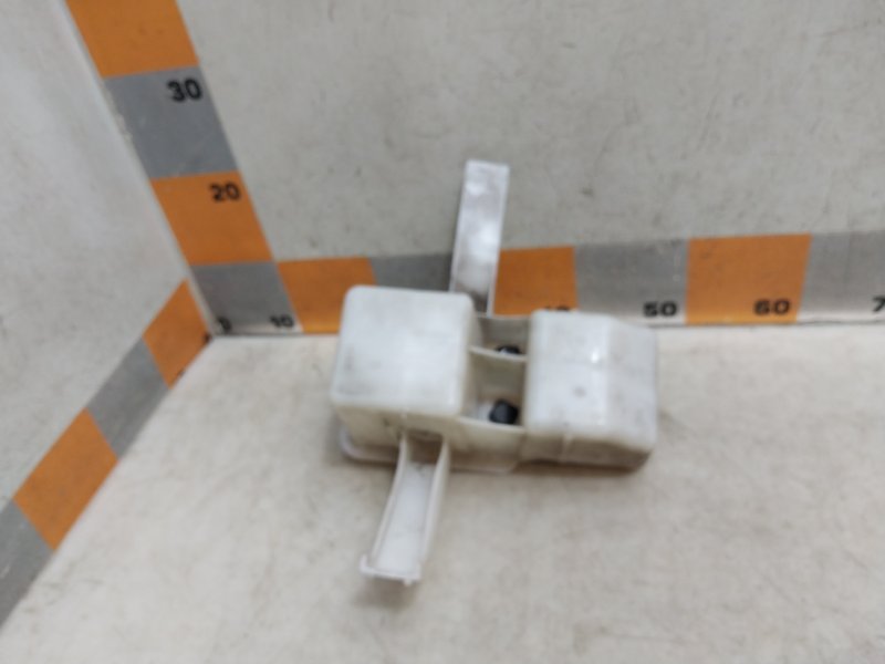 Кронштейн усилителя заднего бампера правый