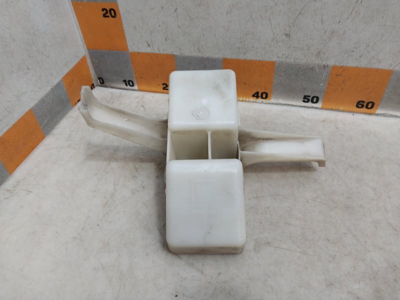 Кронштейн заднего бампера