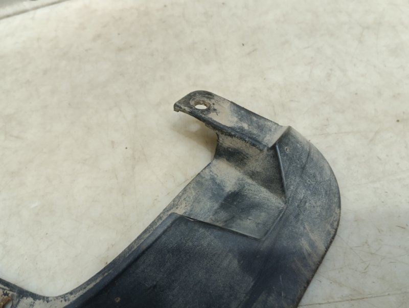 Брызговик передний левый