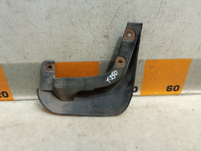 Брызговик передний левый