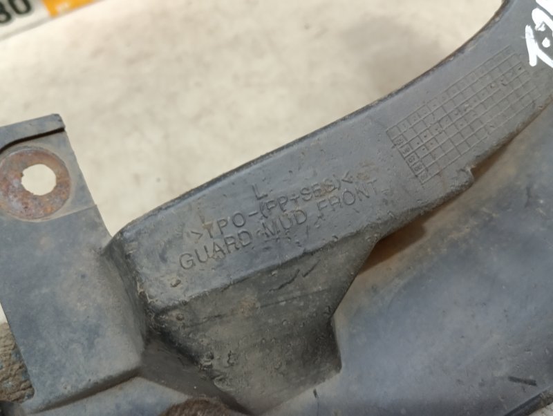 Брызговик передний левый