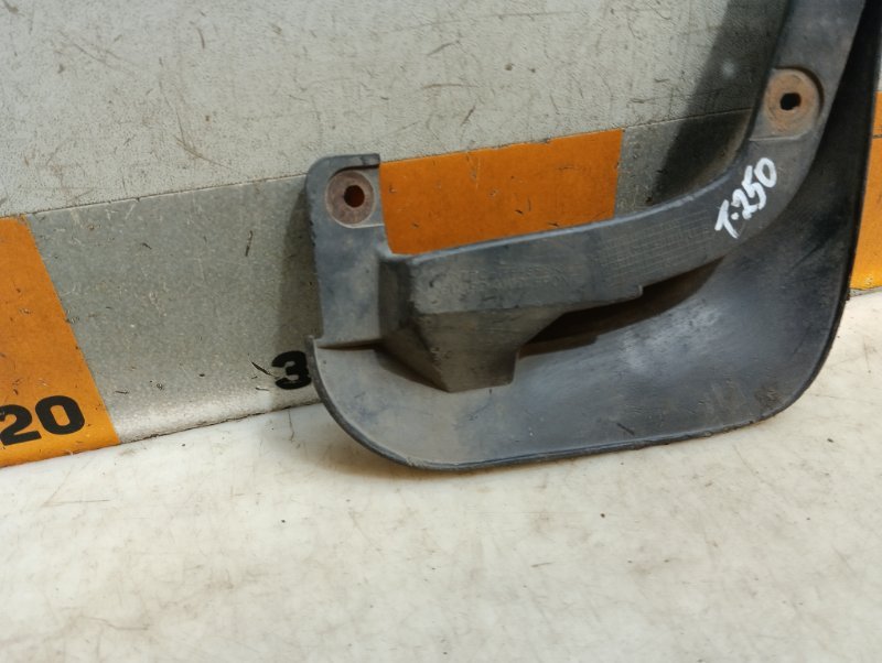 Брызговик передний левый