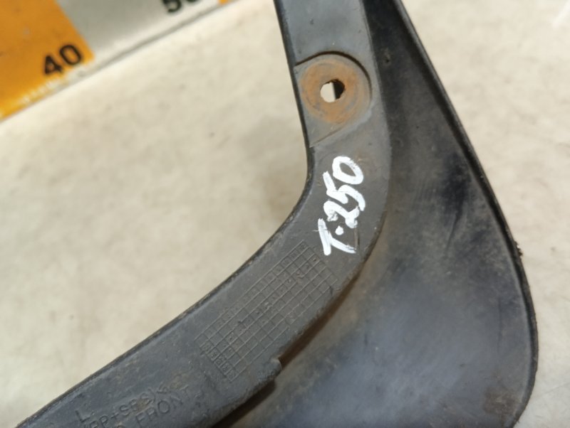 Брызговик передний левый