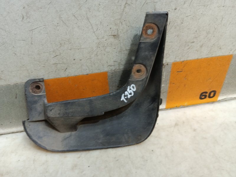 Брызговик передний левый