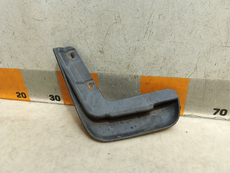 Брызговик передний правый