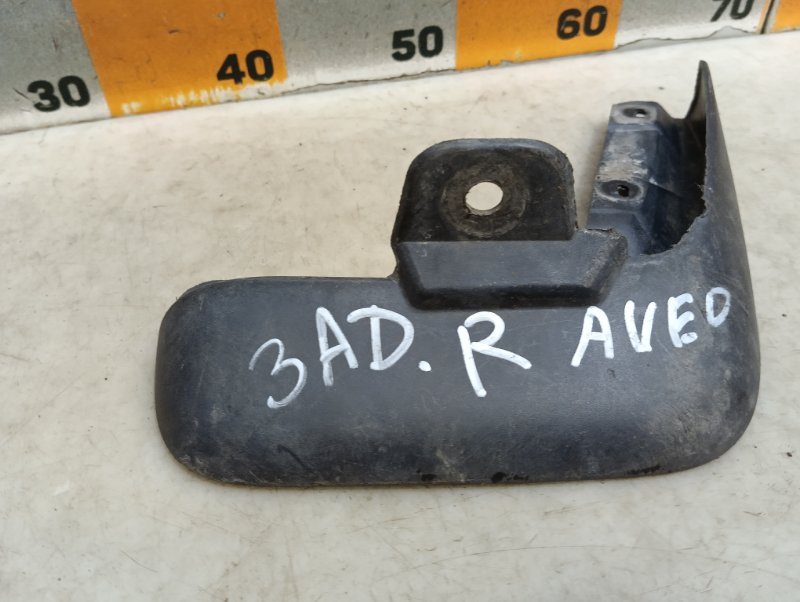 Брызговик передний правый