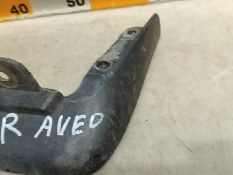 Брызговик передний правый