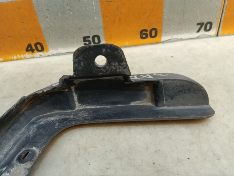 Брызговик передний правый