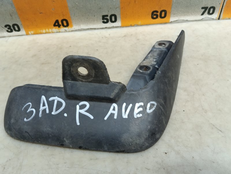 Брызговик передний правый