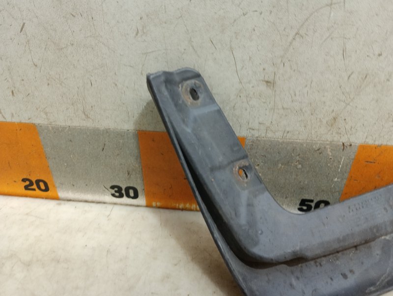 Брызговик передний правый