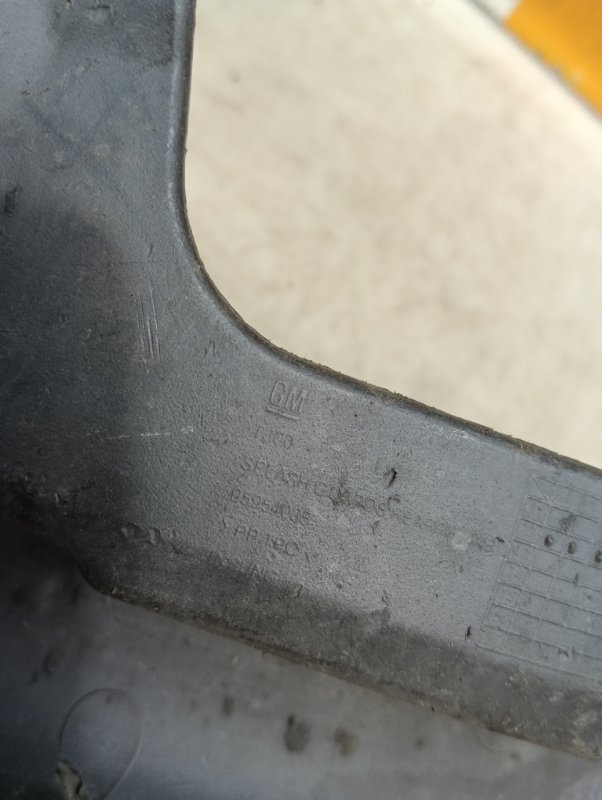 Брызговик передний правый