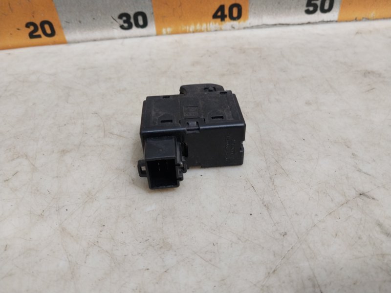 Кнопка стеклоподъемника