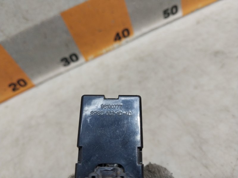 Кнопка стеклоподъемника