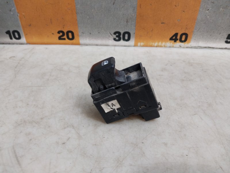 Кнопка стеклоподъемника