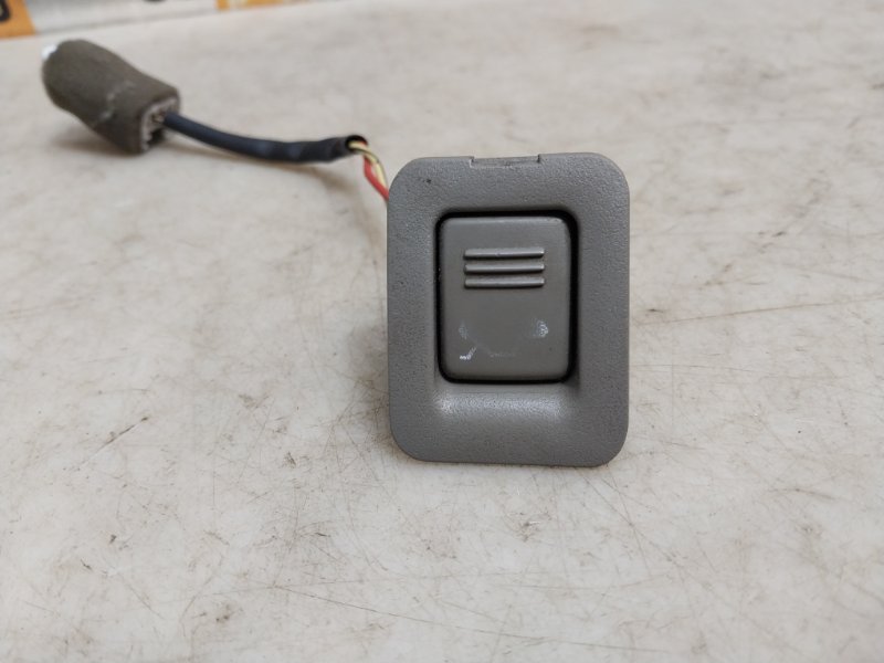 Кнопка открывания багажника