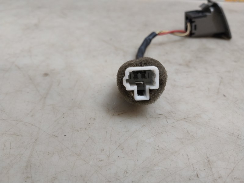 Кнопка открывания багажника