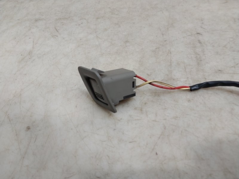 Кнопка открывания багажника