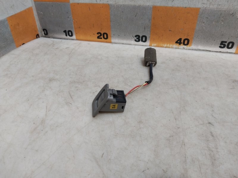 Кнопка открывания багажника