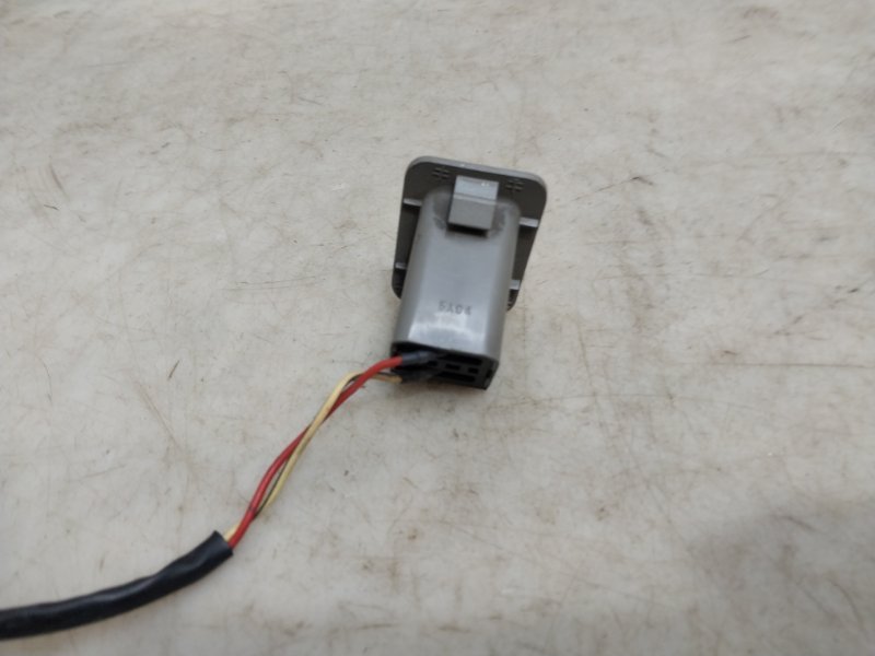 Кнопка открывания багажника