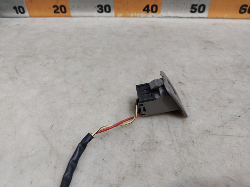 Кнопка открывания багажника