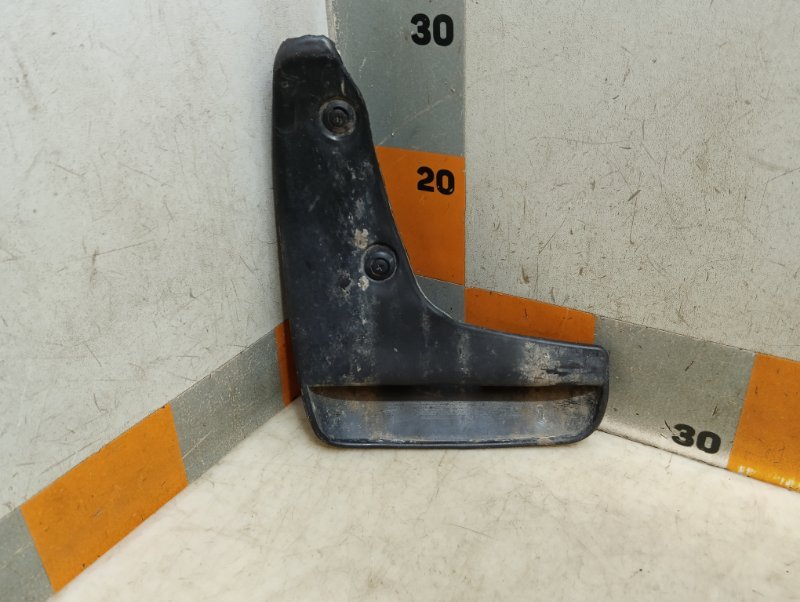 Брызговик задний правый