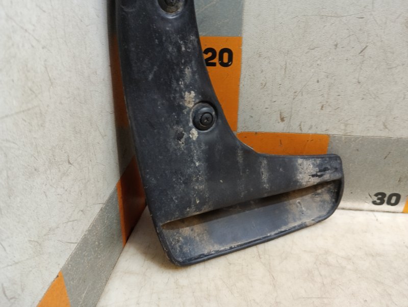 Брызговик задний правый