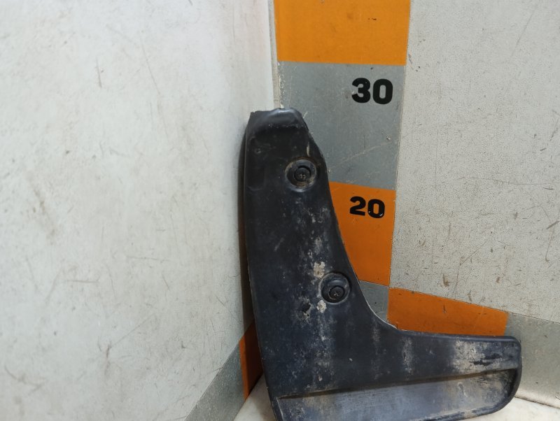 Брызговик задний правый