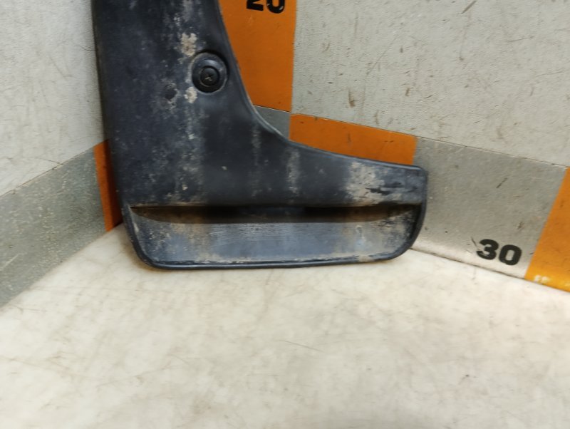 Брызговик задний правый