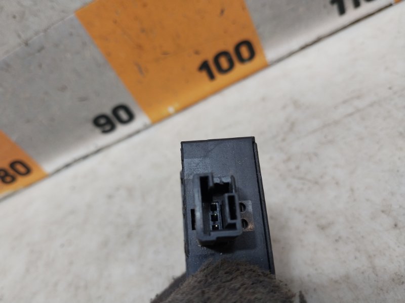 Кнопка корректора фар