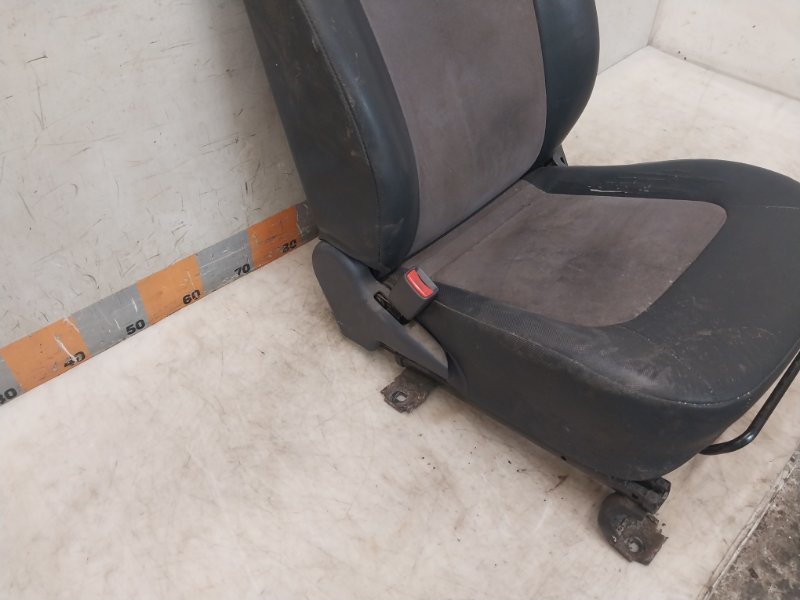 Сиденье переднее левое