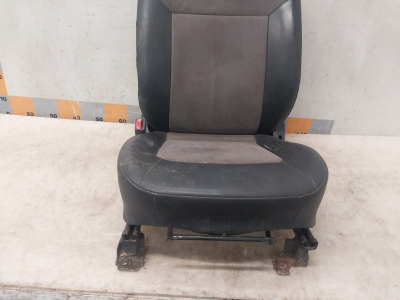 Сиденье переднее левое