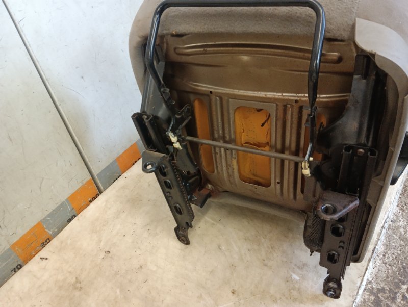 Сиденье переднее левое