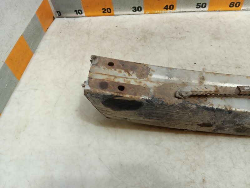 Усилитель переднего бампера