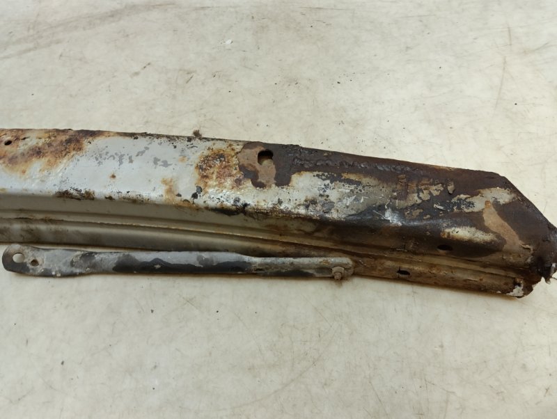 Усилитель переднего бампера