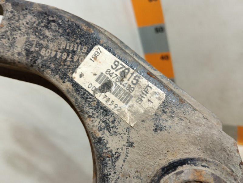 Рычаг передний верхний левый