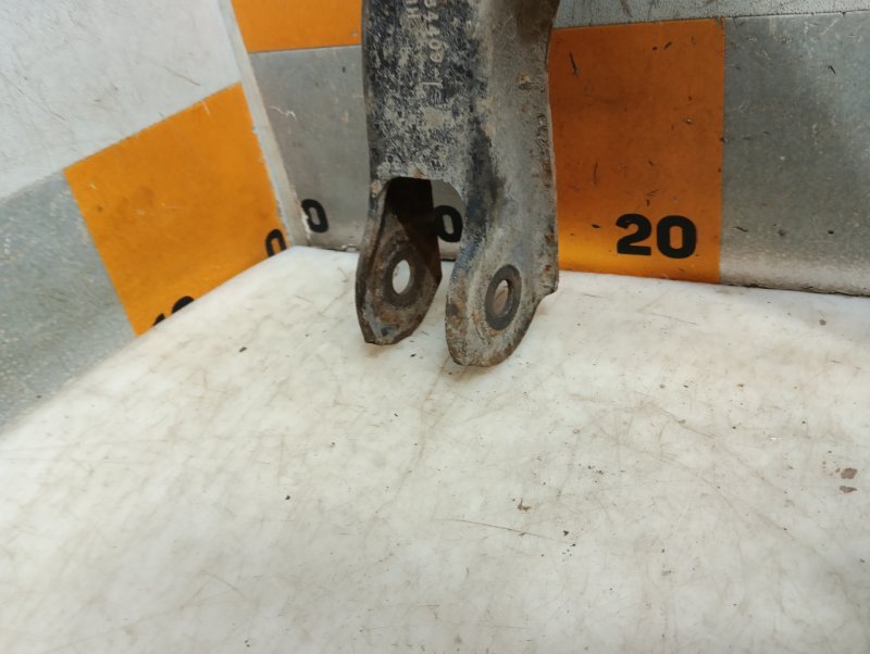 Рычаг передний верхний левый