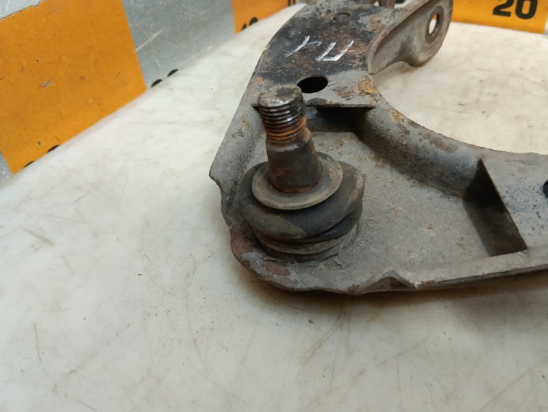 Рычаг передний верхний левый