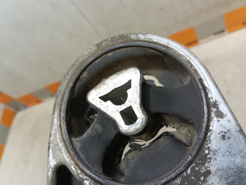 Опора двигателя