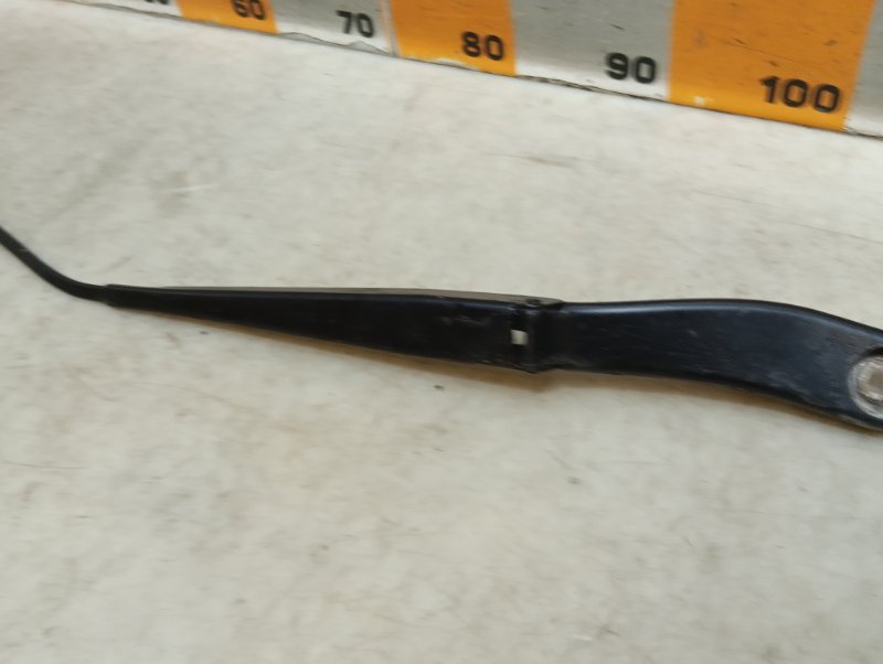 Поводок стеклоочистителя передний правый