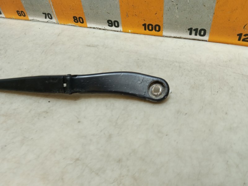 Поводок стеклоочистителя передний правый