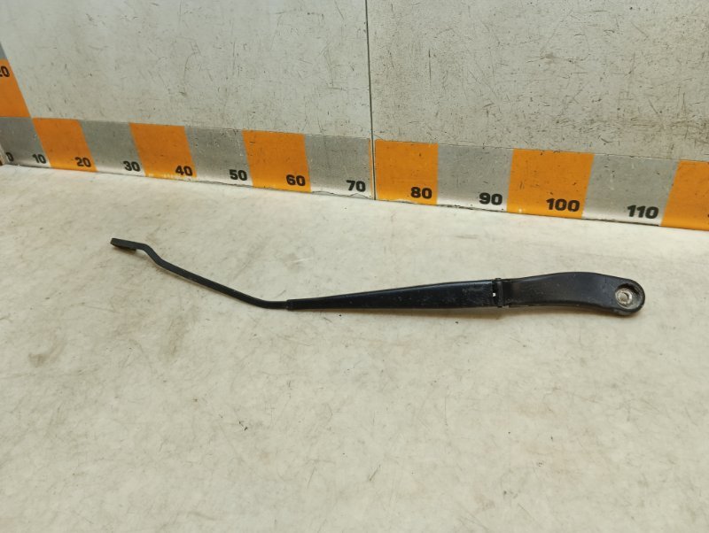 Поводок стеклоочистителя передний правый