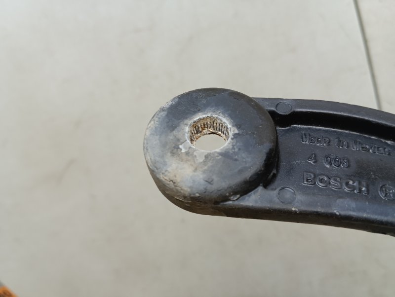 Поводок стеклоочистителя передний правый