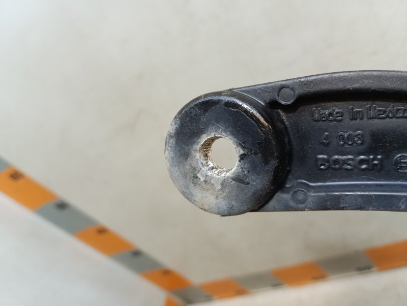 Поводок стеклоочистителя передний правый